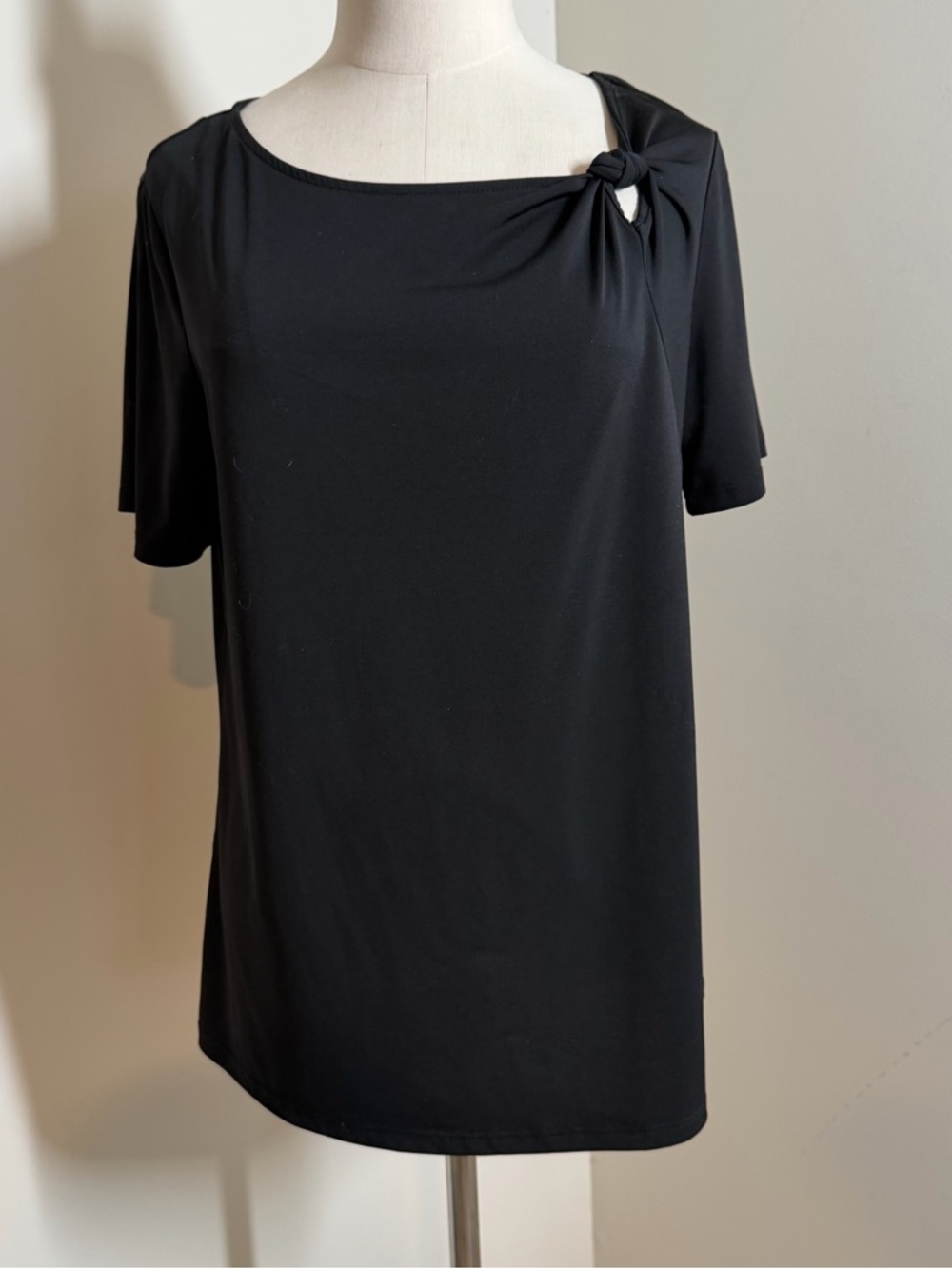 Dana Buchman Women’s Black - SZ M- Short Sleeve Stretchy Twist Knot Top